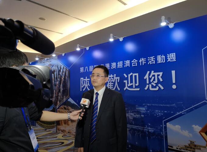 陕港经贸合作交流大会前，陕西省商务厅副厅长王宏伟接受记者采访