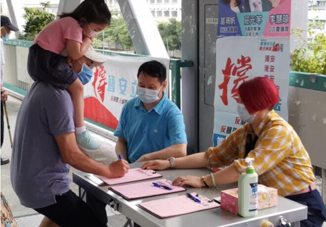 【多图】市民無懼紅雨 簽名力撐「香港國安法」