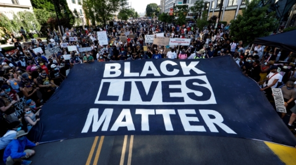 華盛頓掀最大規模抗議浪潮 十萬人上街反種族歧視