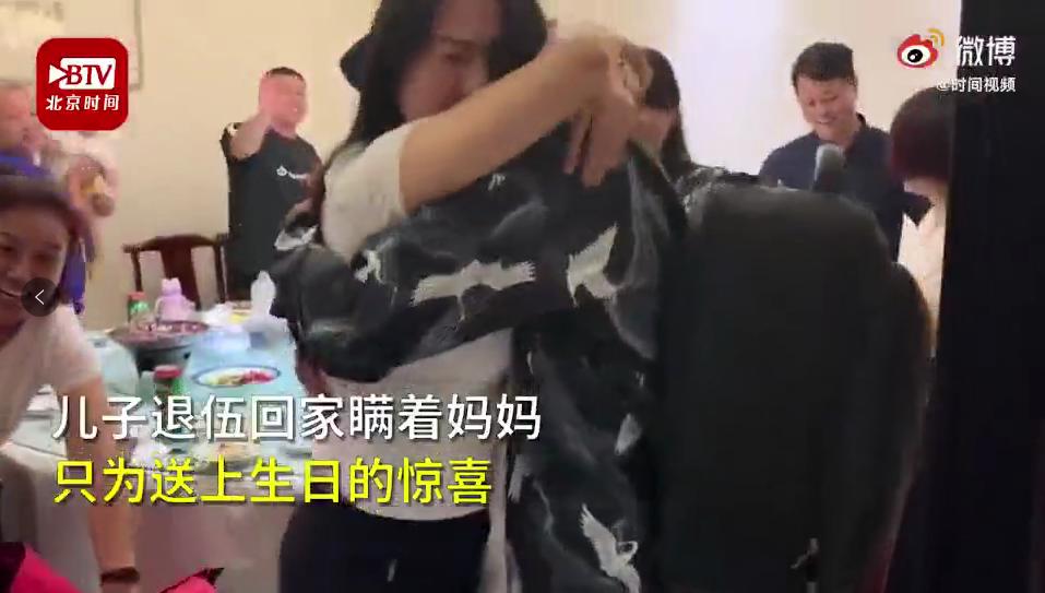 有片 | 感动!退伍兵悄悄回家参加妈妈的生日宴