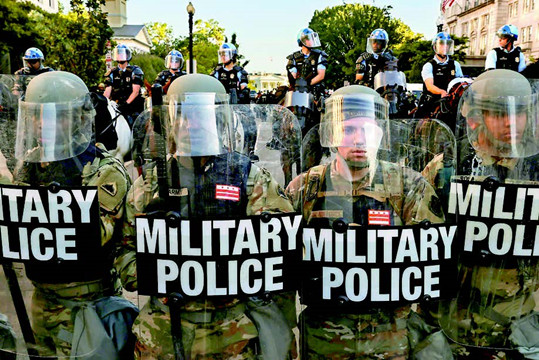 白宮加設圍欄國民警衛隊候命 美民眾憂選舉變騷亂