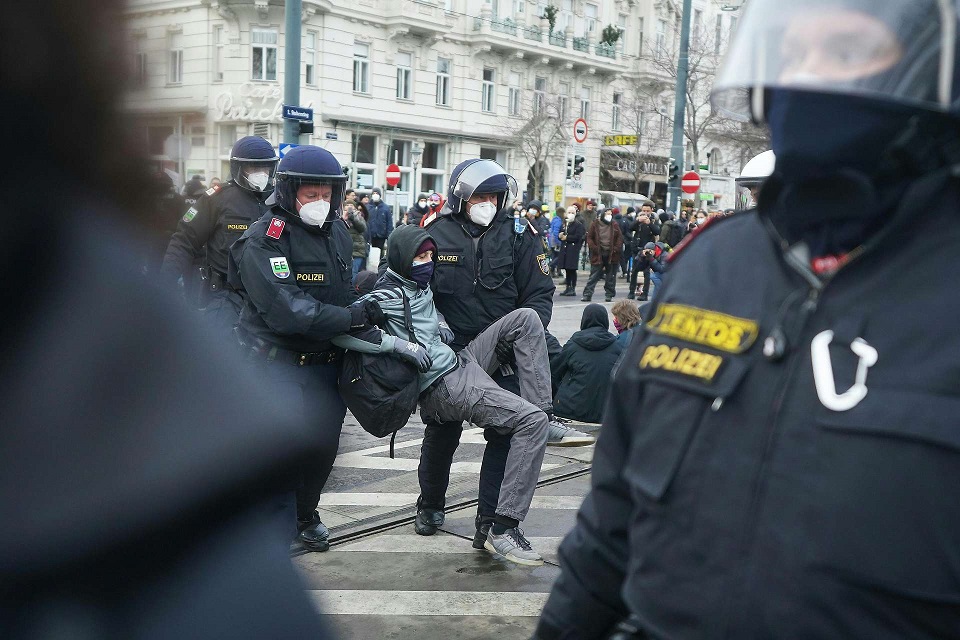 奧地利首都維也納多處暴發大規模「反封鎖」抗議遊行