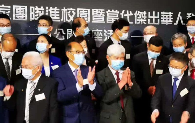 手緊緊握在一起，內地和香港科學家相見歡