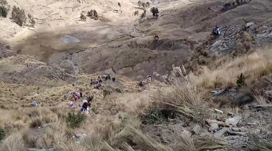 玻利維亞一長途客車墜崖 致21人死亡