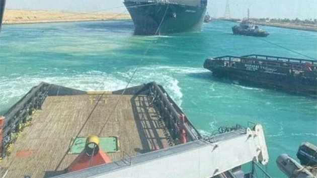 再有貨輪擱淺蘇伊士運河 當局緊急出動拖船救援