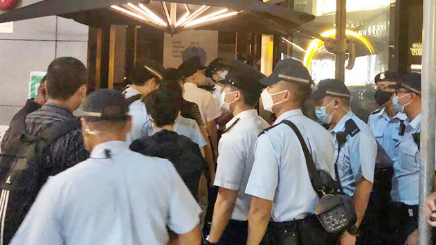 警方巡查蘭桂坊酒吧食肆 2酒吧負責人違防疫規例收傳票