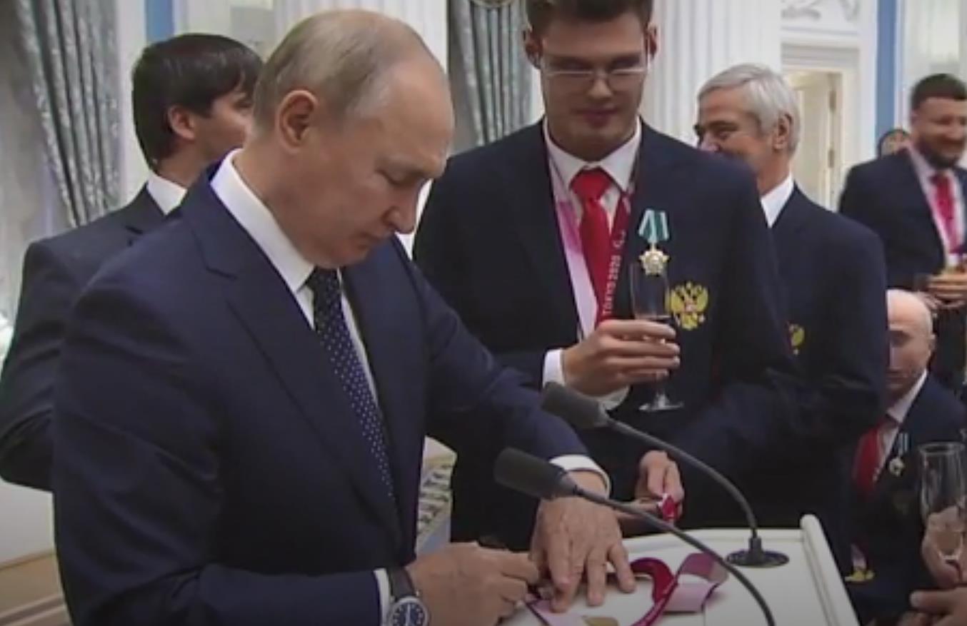 俄殘奧會冠軍請求普京在護照上簽名 被幽默拒絕了