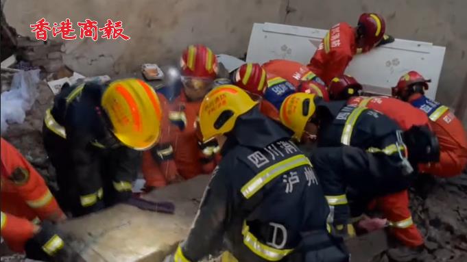 有片 | 四川地震救援：消防員徒手翻起被震落牆壁 擔架抬出被困者