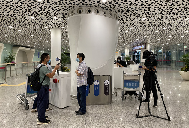 有片｜多家媒體記者在深圳機場等候孟晚舟抵達