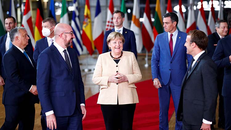 默克爾最後一次出席歐盟峰會 獲成員國領袖歡送及致敬