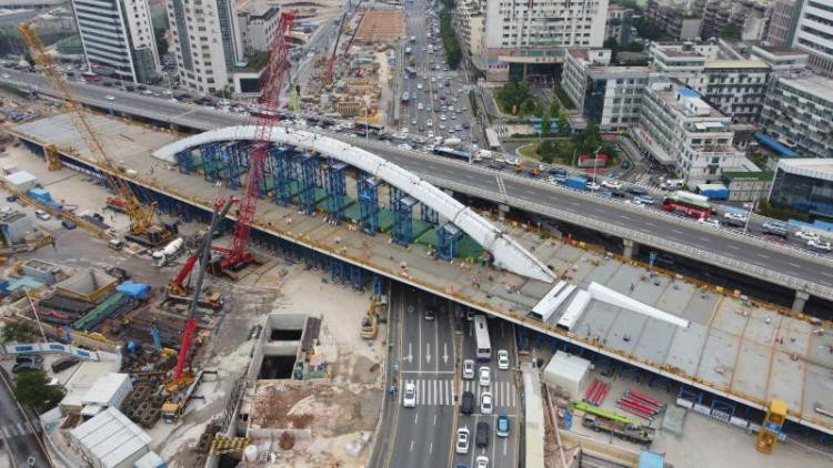 國內首座站橋合一大跨度鋼箱拱橋合龍  計劃年底通車