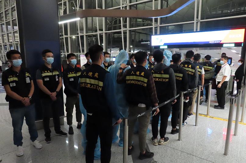 入境處遣返40名越南籍非法入境者及逾期逗留人士