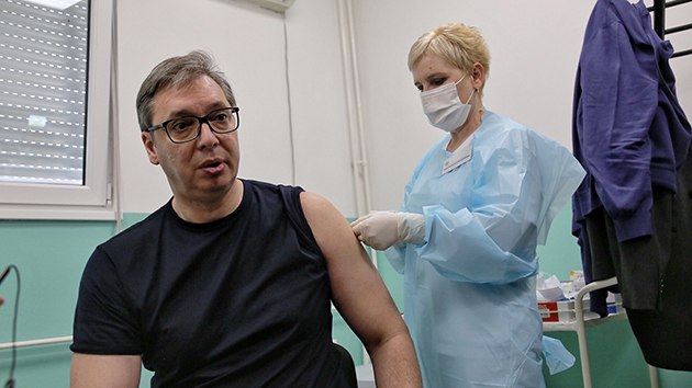 塞爾維亞總統武契奇接種第三劑中國疫苗 籲公民接...