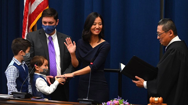 美國波士頓首位華裔女市長宣誓就職