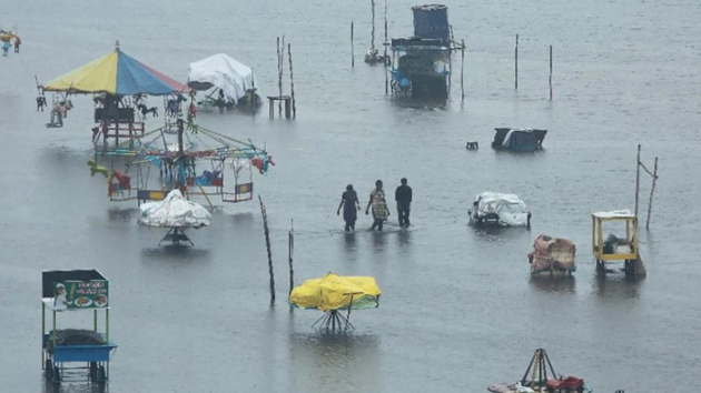 有片｜印度南部山洪暴發 至少17死逾百人被沖走