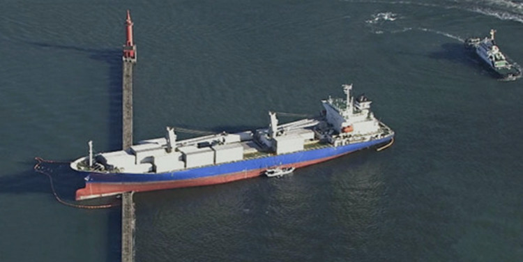 巴拿馬籍貨船撞福岡防波堤 船首漏油