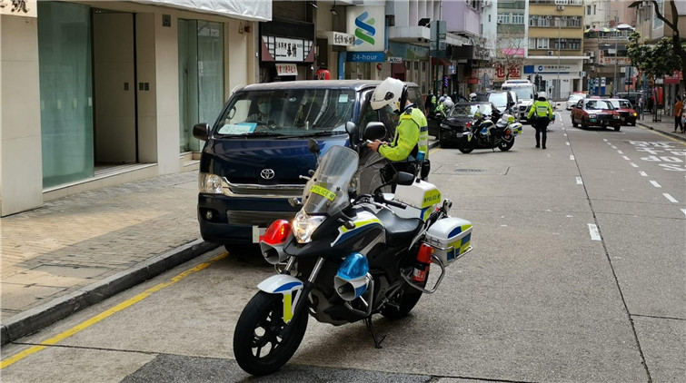 警港島打擊交通違例 24人無扣安全帶被票控