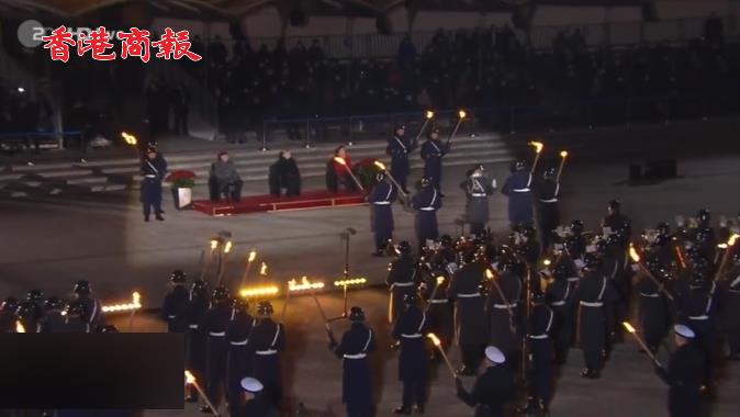 有片 | 隆重！德國聯邦國防軍為默克爾舉行軍樂火炬告別儀式
