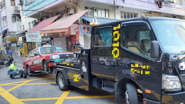 警方荃灣打擊違例泊車 發近1300張告票拖走7車