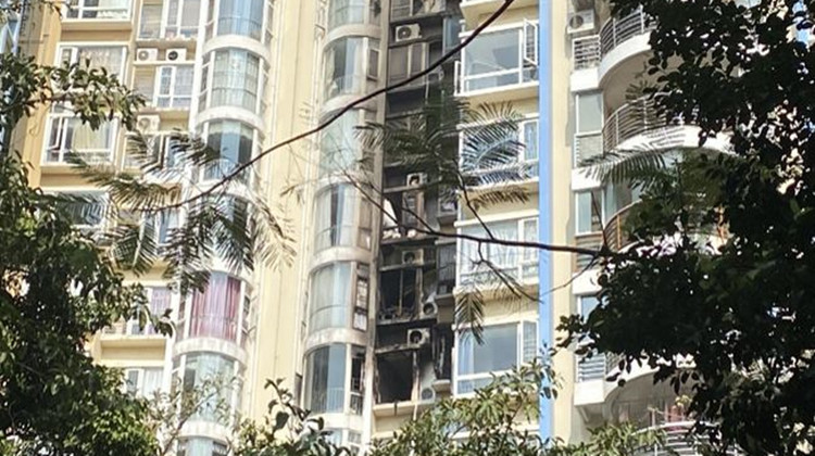 深圳一住宅發生火災致1死 17輛消防車到場