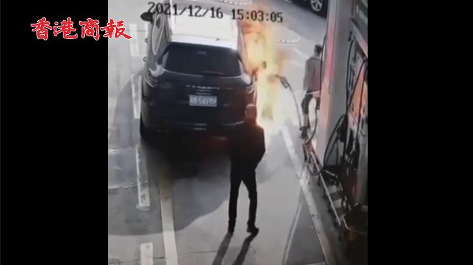 有片 | 驚險！男子故意拔油槍點燃加油車輛 縱火後逃離現場