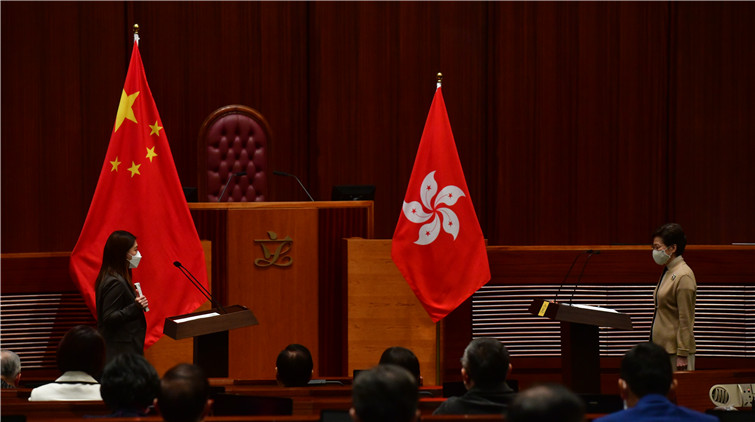 有片 | 【記者手記】立會議員精心挑衣宣誓 喜迎香港開啟新篇章