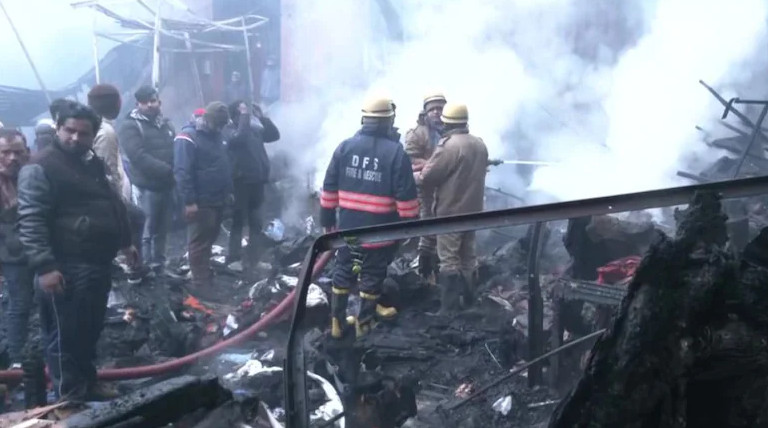 ​印度新德里月光集市發生火災 至少80家商舖被燒毀