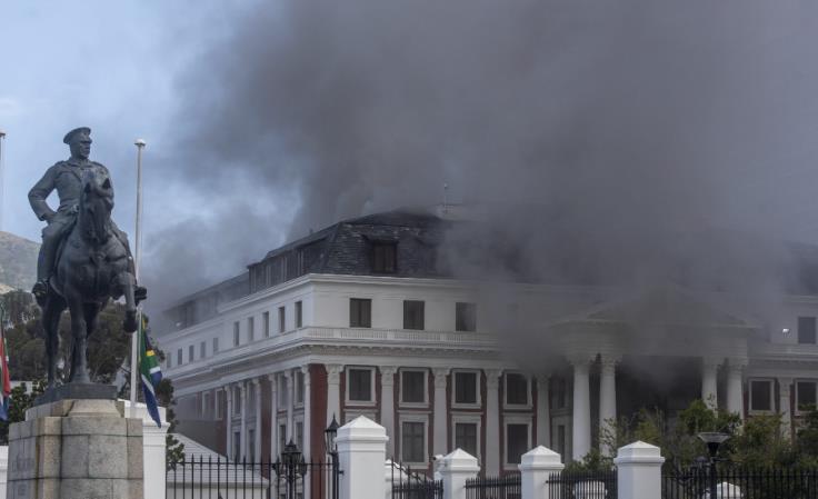南非國會大廈縱火案嫌犯出庭 被控犯有恐怖主義罪行