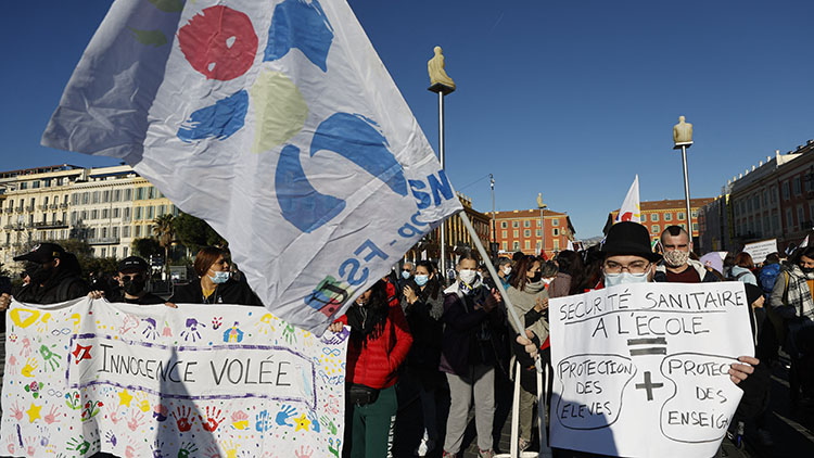 不滿政府防疫措施 法國教師罷工上街