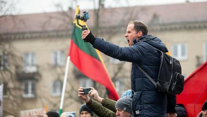 立陶宛數百人示威要求政府下台：高喊「恥辱」 總理講話被淹沒