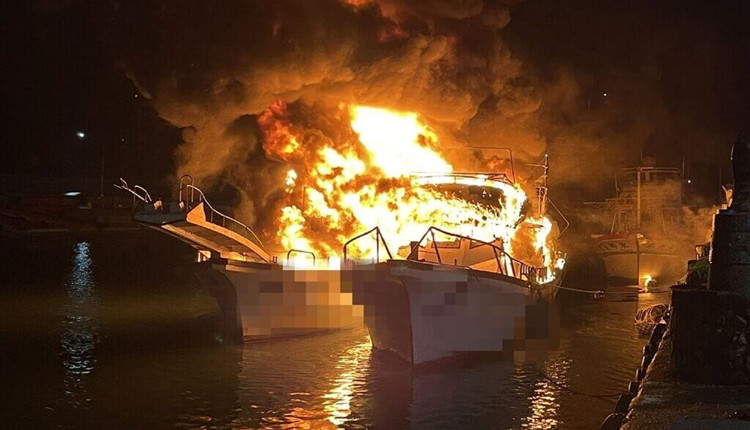 花蓮漁港暗夜火警 2艘賞鯨船燒毀