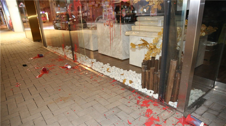 銅鑼灣一日式寵物超市凌晨遭淋紅油 警列刑事毀壞