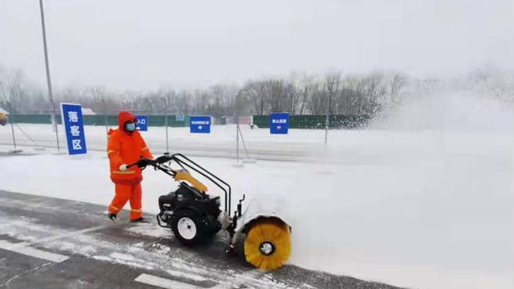 保障冬奧安全運行 北京朝陽出動萬餘人次掃雪鏟冰