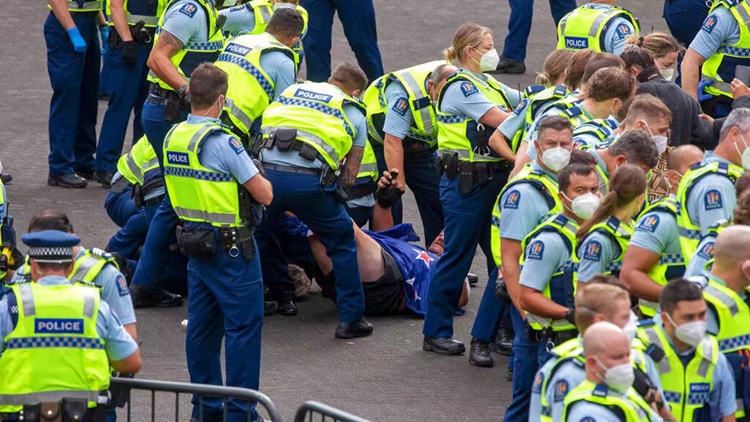 新西蘭爆反疫苗示威 警方清場拘捕逾120人