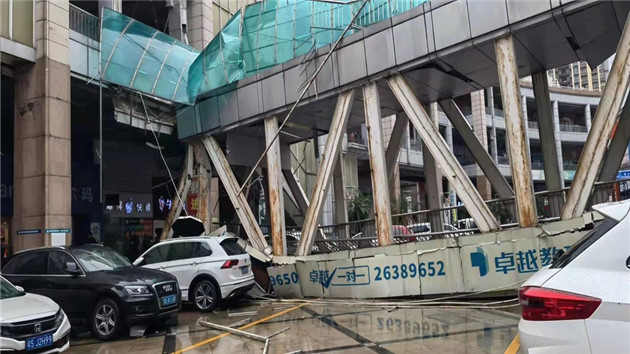 東莞一商場戶外天橋坍塌砸壞多輛車