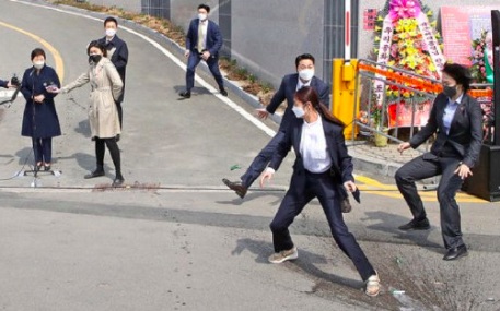 韓前總統朴槿惠遭居民投擲燒酒瓶