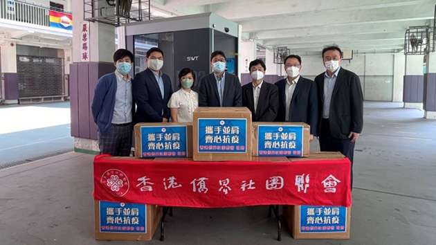 香港僑界向中學及老人院贈送防疫消毒通道