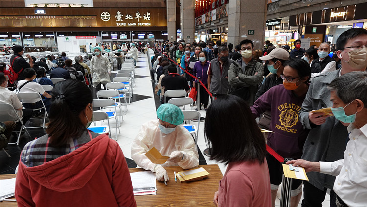 台灣10日新增575例新冠肺炎確診病例 其中431例為本土病例