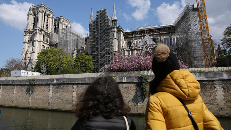 法國總統：巴黎聖母院有望於2024年重新開放