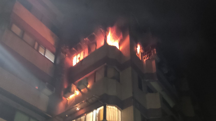 台南一公寓凌晨起火 17人及時疏散6人疑吸入濃煙