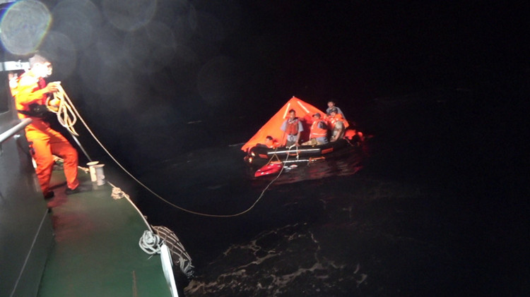 ​台東一貨輪遭油輪撞沉 9船員跳海逃生獲救