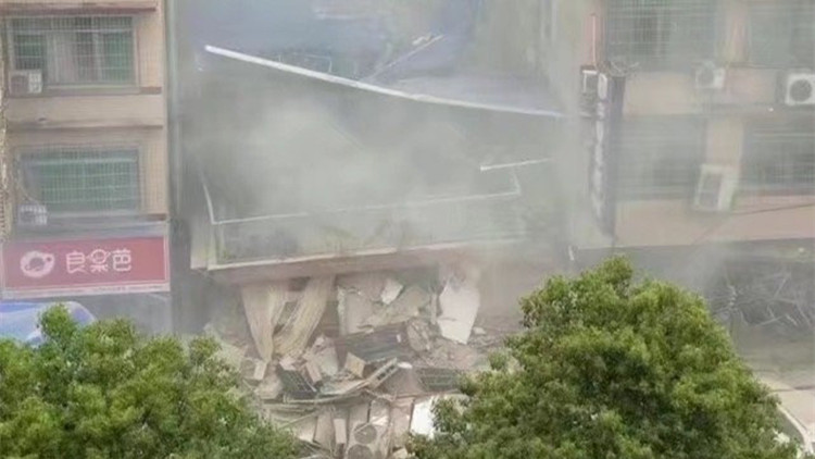 有片｜【突發】長沙一樓棟坍塌店舖被埋  陸續有人被救出