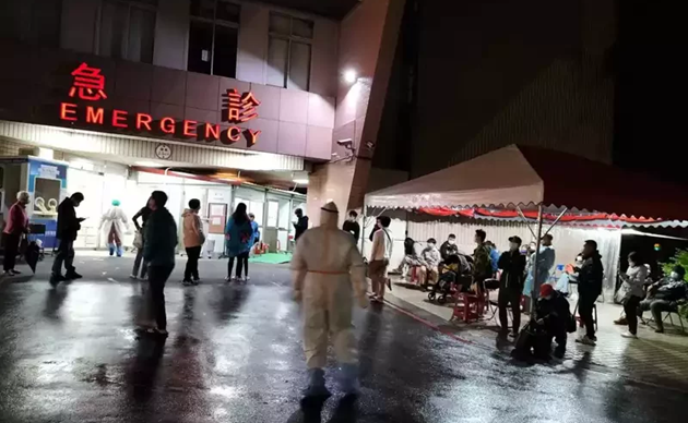 台北快篩陽民眾擠爆急診 護理師：重症沒人醫治逝世