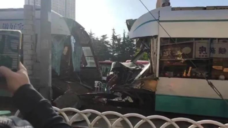 遼寧大連一電車先後與兩電車相撞致9人受輕傷