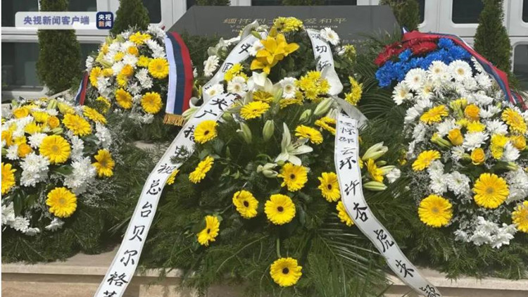 中國駐塞爾維亞使館憑弔遭北約轟炸犧牲的三名記者