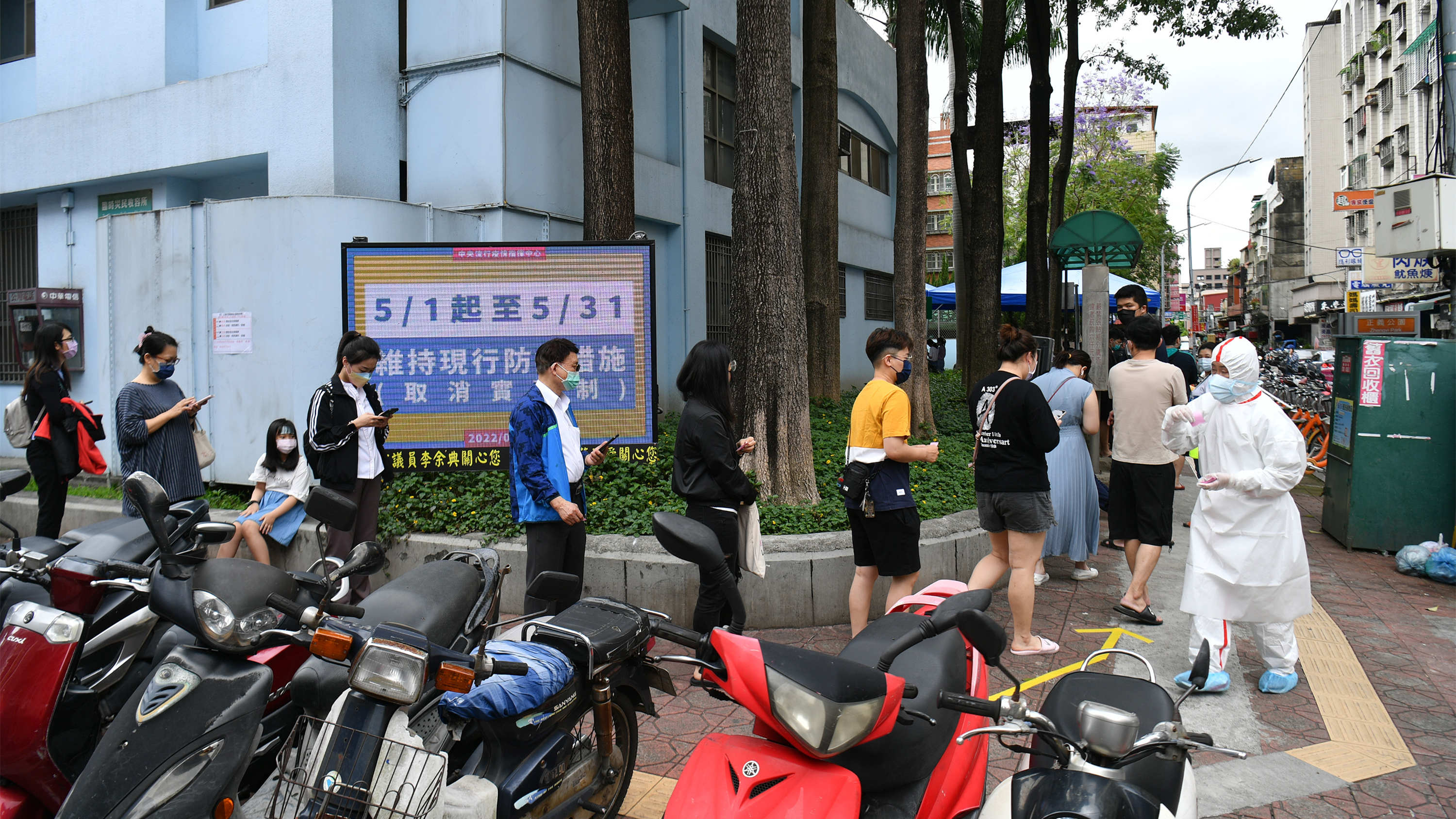 台灣10日新增本土確診病例數破5萬 死亡個案增12例