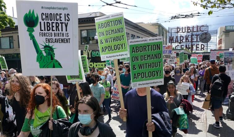 美國多地爆示威遊行 捍衛女性墮胎權