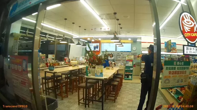 台灣台南一男子持刀連跑兩店喊搶劫分文未取 竟是為求入獄