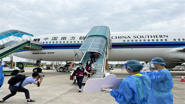 首批廣東省援滬醫療隊搭乘南航包機返穗