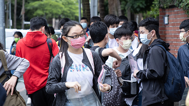 台灣初中會考20萬考生上陣 近3000人確診改補考